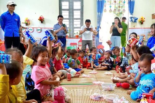 Trao yêu thương đến bà con nhân dân và trẻ em vùng cao