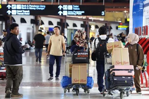 Tro núi lửa Anak Krakatau khiến 7 sân bay Indonesia tiếp tục đóng cửa