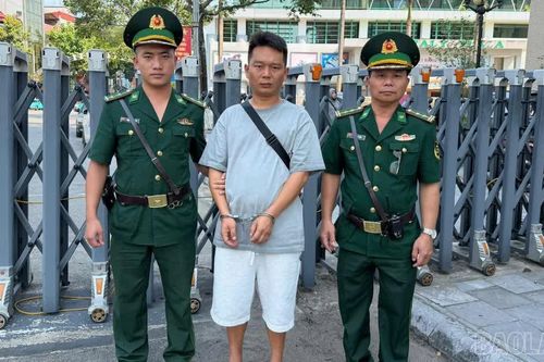 BĐBP Lào Cai khởi tố đối tượng người nước ngoài vận chuyển trái phép 355 triệu đồng qua biên giới