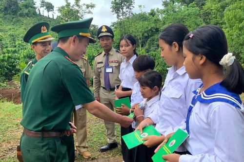 'Những người bố' quân hàm xanh và hành trình gieo mầm nơi biên giới
