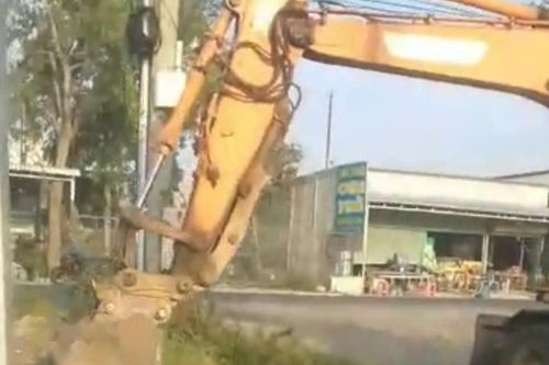 Kịp thời xử lý hố sâu trên đường dân sinh nối Quốc lộ 28B