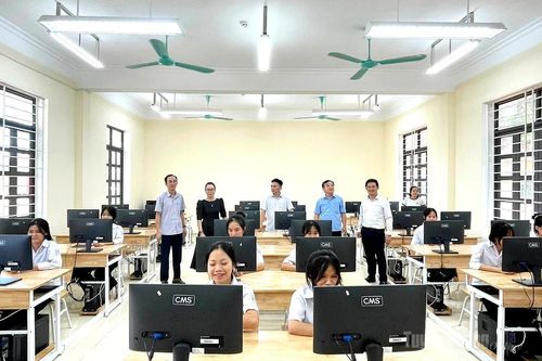 Thắp sáng mái trường – Đồng hành cùng em đến trường