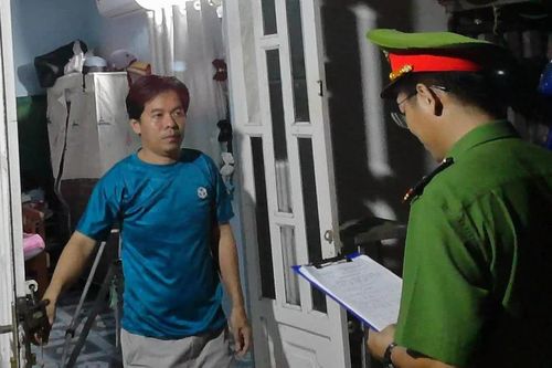 Bắt nhóm người dùng còng số 8 khống chế con nợ
