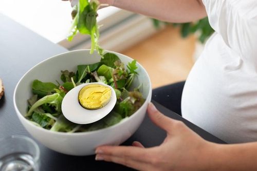Mẹ bầu ăn trứng ngỗng để con thông minh: Thực hư thế nào?