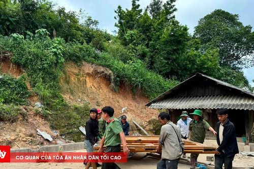 Sơn La: Công an xã Lóng Sập kịp thời hỗ trợ người dân di dời khỏi vùng nguy cơ sạt lở