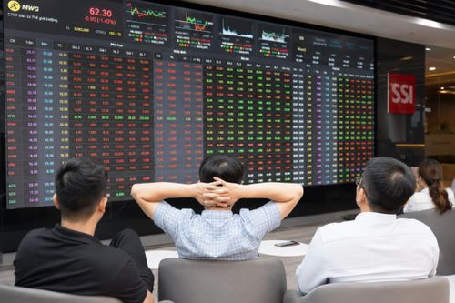 VN-Index trước 'gọng kìm' Fed - BOJ: Nội lực vĩ mô có đủ sức giữ nhịp thị trường?