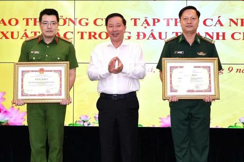 Khen thưởng lực lượng tham gia bắt giữ hơn 19kg ma túy qua biên giới