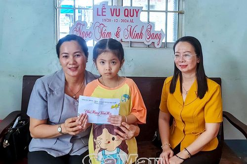 'Mẹ đỡ đầu' chắp cánh những ước mơ xanh