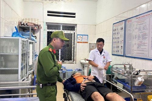Nam thanh niên mắc kẹt dưới vực sâu trong đêm, được giải cứu sau 4 giờ gặp nạn