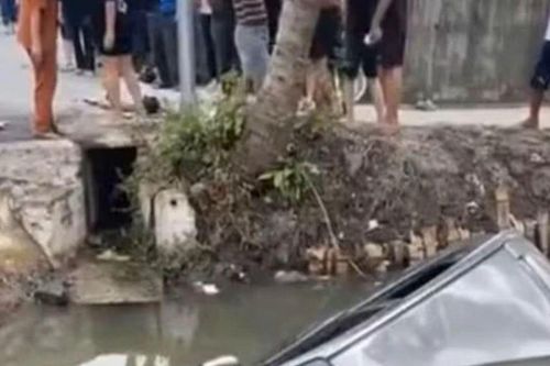Ô tô chở 5 người lao xuống mương khiến đôi vợ chồng tử vong, xe chỉ vừa đi được 250m