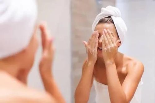 Tuổi trung niên, đừng bỏ qua 7 việc này vào mỗi buổi sáng để có làn da khỏe đẹp, chống lão hóa