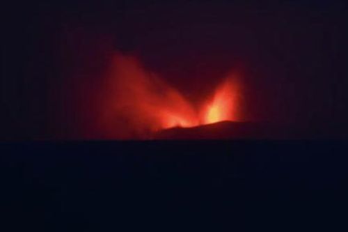 Indonesia: Núi lửa Anak Krakatau phun trào khiến 8 sân bay tạm ngưng hoạt động