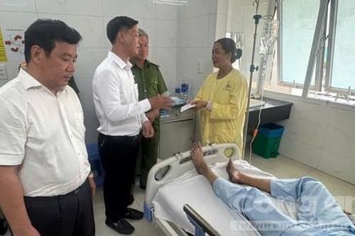 Lãnh đạo phường Tân Sơn Nhì thăm hỏi, trao hỗ trợ cho nạn nhân vụ cháy khách sạn Thuỳ Dương