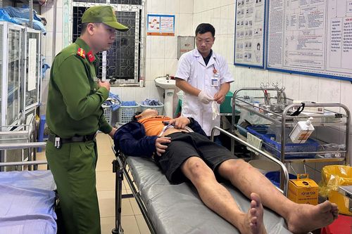 Công an Lào Cai cứu nam thanh niên rơi xuống vực sâu