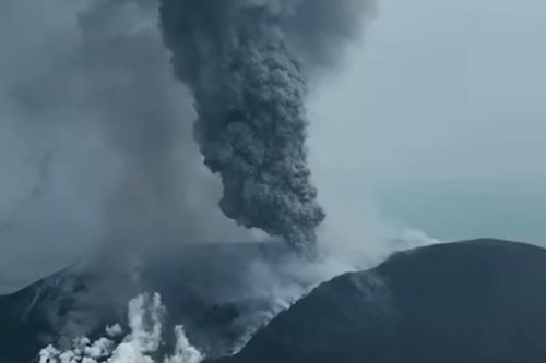 Video núi lửa 'tử thần' ở Indonesia phun trào dữ dội, cột khói cao 15 km