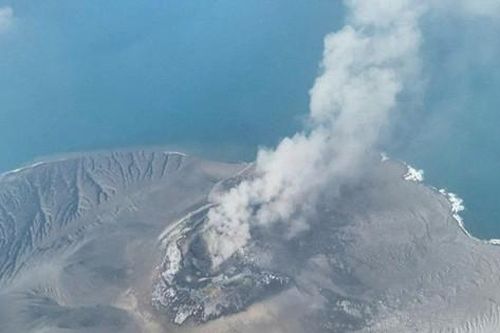 Núi lửa Anak Krakatau phun trào, 170.000 hành khách bị ảnh hưởng