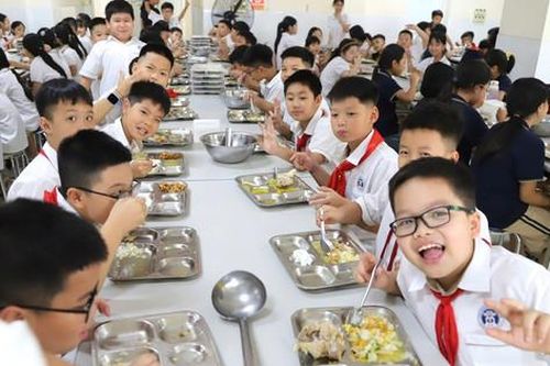 Học sinh Hà Nội trở lại trường nền nếp, bữa ăn bán trú được kiểm soát chặt