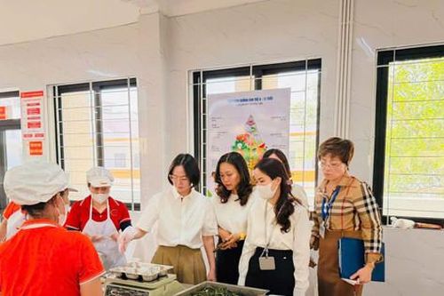 Phường Ô Chợ Dừa kiểm tra an toàn thực phẩm tại trường học