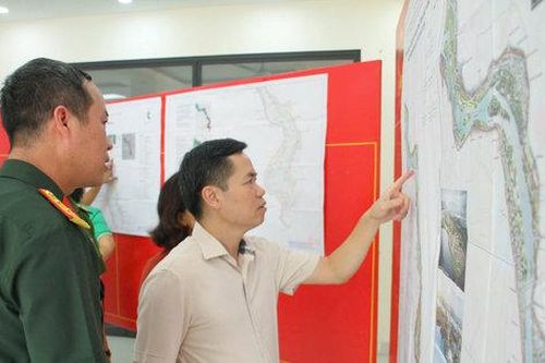 Phường Phú Thượng: Người dân trực tiếp xem bản đồ, góp ý quy hoạch sông Hồng