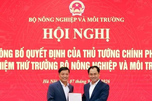 Trao quyết định của Thủ tướng bổ nhiệm Thứ trưởng Bộ Nông nghiệp và Môi trường
