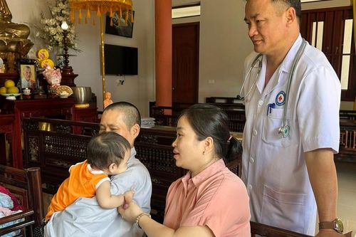 Bé gái 11 tháng tuổi bị bỏ rơi tại chùa, kèm lá thư