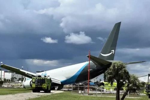 Máy bay Mỹ bốc cháy vì đi trật khỏi đường băng, ít nhất 5 người chết