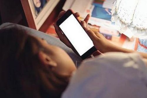 Đau lưng, thoái hoá đốt sống cổ do sử dụng thiết bị công nghệ