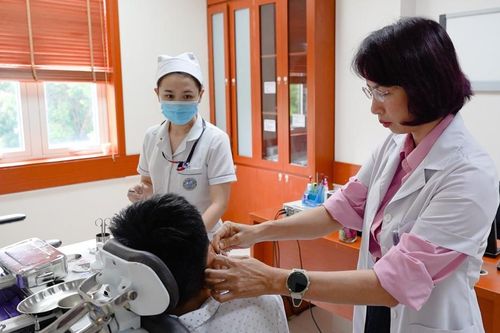 Bé trai chảy mủ tai nhiều năm, phát hiện cholesteatoma ăn sâu vào xương