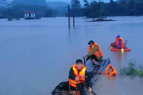 Miền Trung bước vào đợt mưa dông, miền Bắc nắng thêm 2 ngày