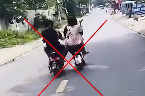 Thót tim clip nhóm thiếu niên chạy xe điện dàn hàng, 'so kè' giữa phố