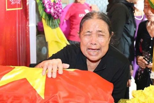 Vợ 72 tuổi bật khóc đón chồng liệt sĩ trở về sau gần 50 năm chờ đợi