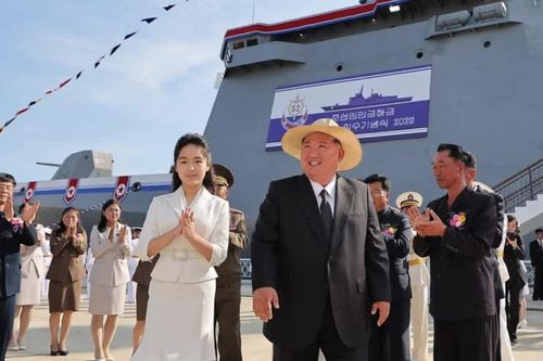 Ông Kim Jong-un và con gái thị sát khu trục hạm tối tân Kang Kon