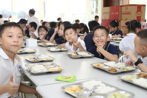 Lắng nghe ý kiến học sinh đối với bữa ăn bán trú của năm học mới