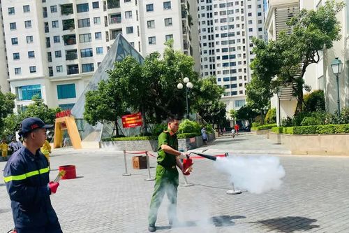 Thực tập phương án chữa cháy, cứu nạn tại cụm chung cư Green Stars