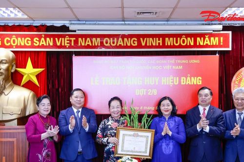 Chủ tịch Bùi Thị Minh Hoài trao tặng Huy hiệu 45 năm tuổi Đảng cho GS.TS Nguyễn Thị Doan