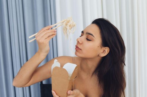 22h đói cồn cào, nên ăn hay đi ngủ?