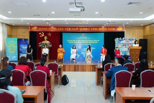 Ngày tôn vinh tiếng Việt (8.9): Những sứ giả chắp cánh tình yêu ngôn ngữ mẹ đẻ ra thế giới