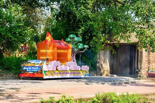 Độc đáo cây đa, cổng làng Đường Lâm trên mô hình đèn Trung thu