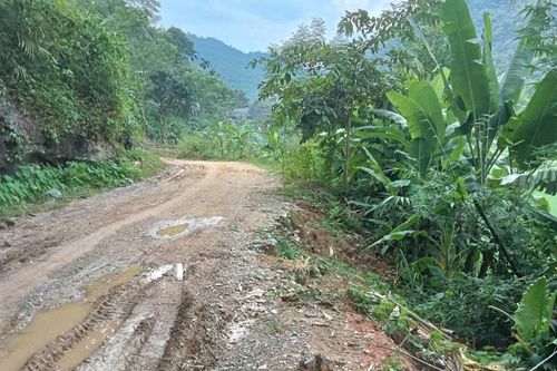Vì sao tuyến đường vào Hang Co Phương làm xong nền từ năm 2018 vẫn dang dở?
