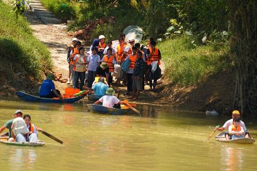 Thái Nguyên:Chòng chành nhịp đò ngày khai giảng bên bến Đoàn Kết