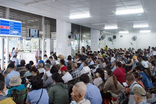 Bệnh nhân đến khám và điều trị trong ngày tại Bệnh viện Chợ Rẫy cao kỷ lục