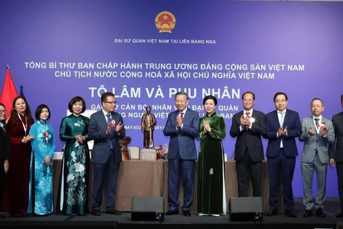 Tổng Bí thư, Chủ tịch nước Tô Lâm gặp gỡ cán bộ nhân viên Đại sứ quán và cộng đồng người Việt tại Liên bang Nga