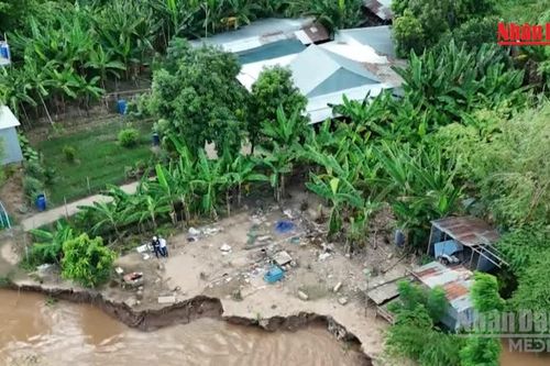 [Video] An Giang di dời 6 hộ dân trong vùng sạt lở đến nơi an toàn