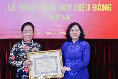 Nguyên Phó Chủ tịch nước Nguyễn Thị Doan đón nhận Huy hiệu 45 năm tuổi Đảng