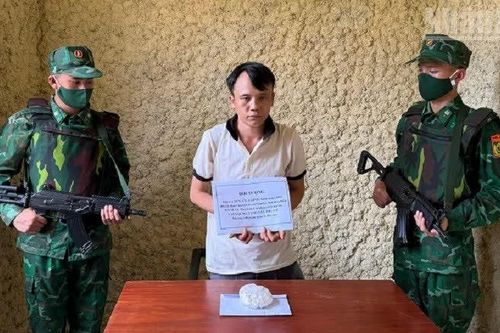 Bắt quả tang một đối tượng mua bán trái phép ma túy trên biên giới Việt Nam-Lào