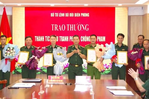 Trao thưởng các tập thể xuất sắc trong đấu tranh phòng, chống tội phạm