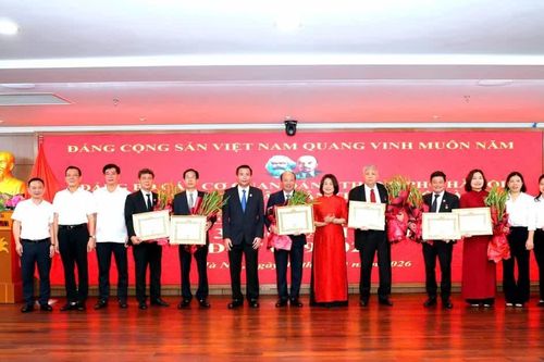 Trao tặng Huy hiệu 35 năm và 30 năm tuổi Đảng cho 6 đảng viên