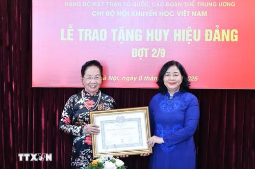 Trao Huy hiệu 45 năm tuổi Đảng tặng Giáo sư, Tiến sĩ Nguyễn Thị Doan