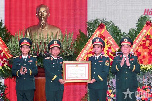 Binh chủng Thông tin liên lạc đón nhận Huân chương Bảo vệ Tổ quốc hạng Nhất