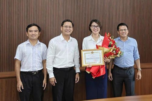 Hương Trà khen thưởng tập thể, cá nhân trong giải ngân vốn đầu tư công